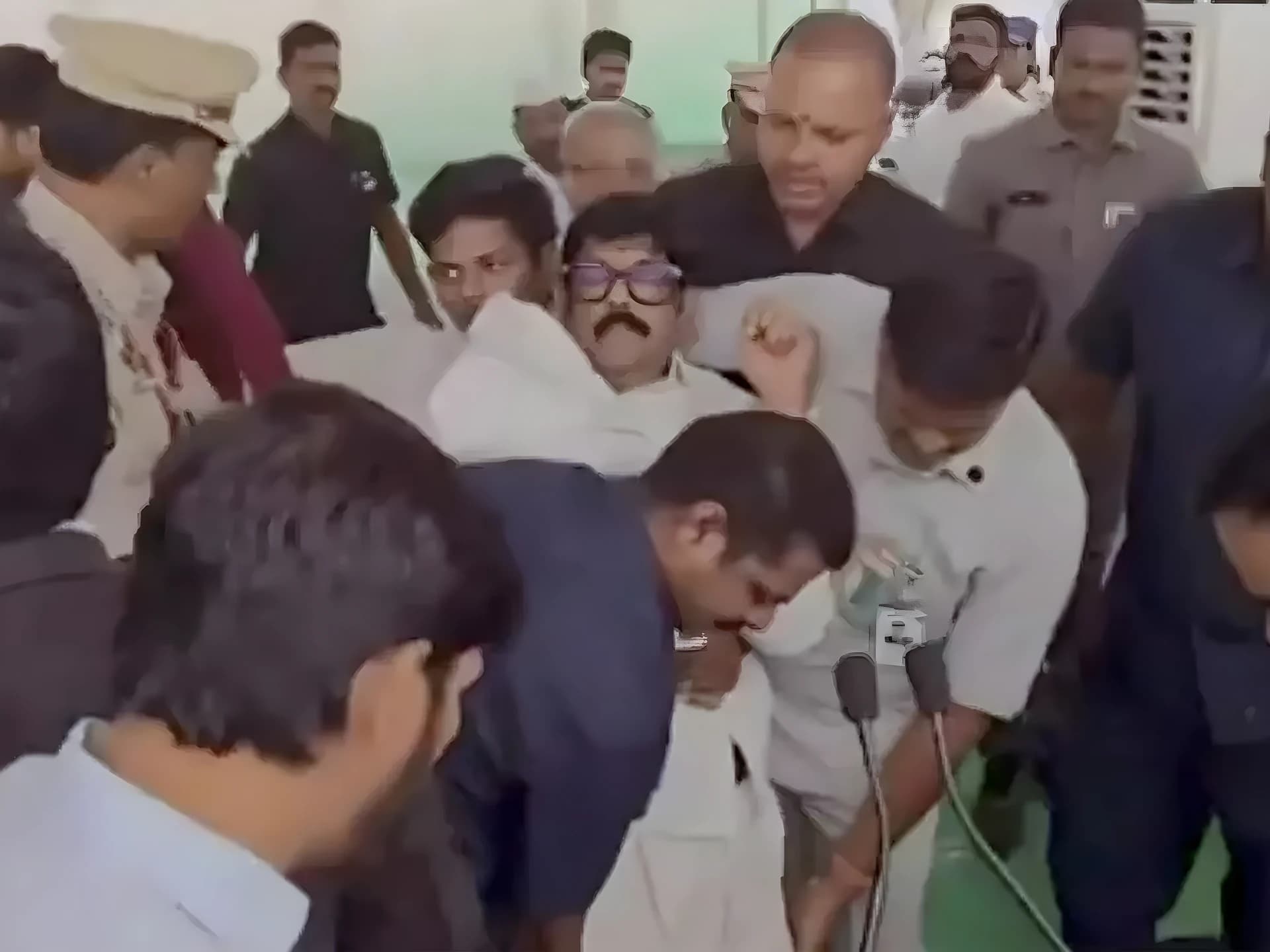 స్పీచ్ ఇస్తూ.. స్టేజ్‌పైనే కళ్లు తిరిగి పడిపోయిన మంత్రి