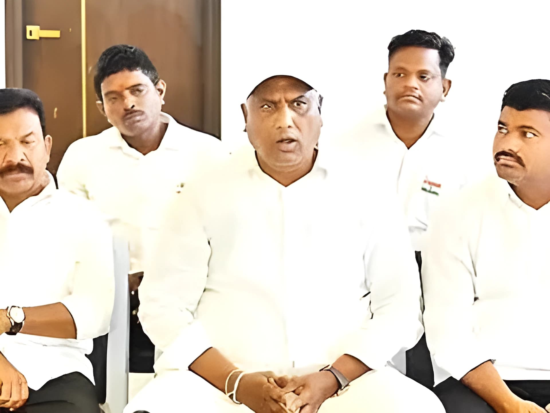 కేంద్ర పథకాల్లో CM ఫొటో పెట్టాల్సిందే: మంత్రి