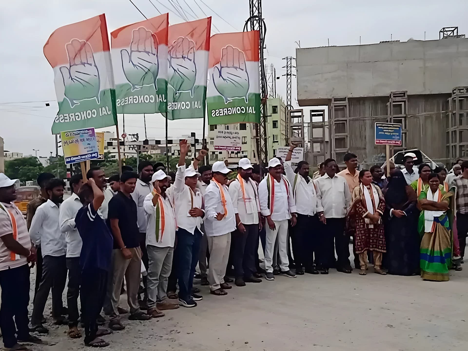నత్తనడకన ROB పనులు.. కాంగ్రెస్‌ నాయకుల ధర్నా