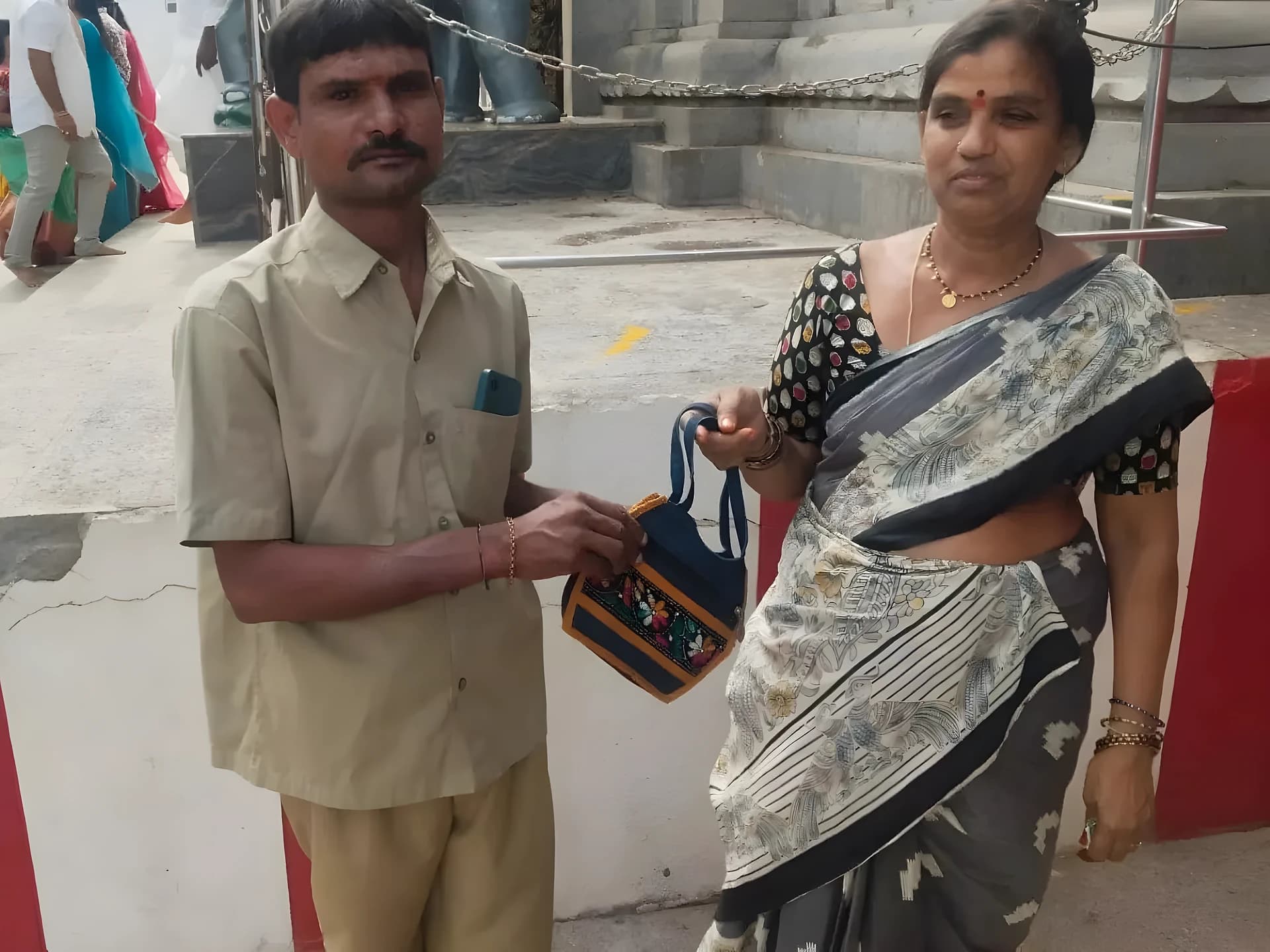 డబ్బు కంటే నిజాయితీ గొప్పదని చాటిన స్వీపర్‌