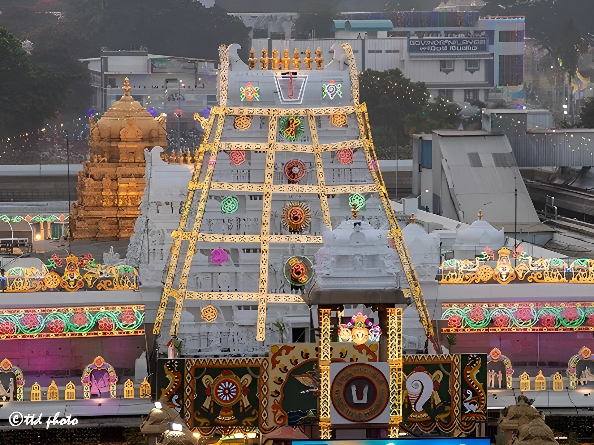 తిరుమలలో భక్తుల రద్దీ.. శ్రీవారి దర్శనానికి 18 గంటలు