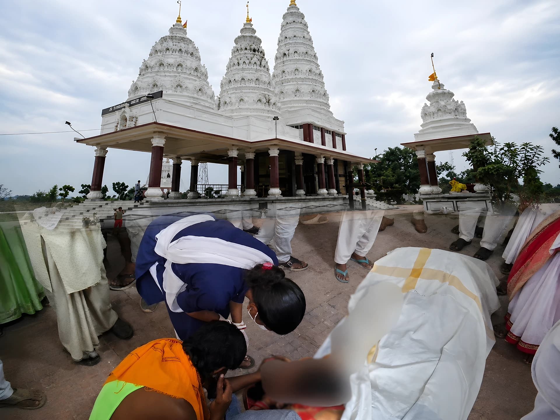 వైర్‌ పడిందన్న భయంతో పరుగులు.. ఆలయంలో విషాదం!