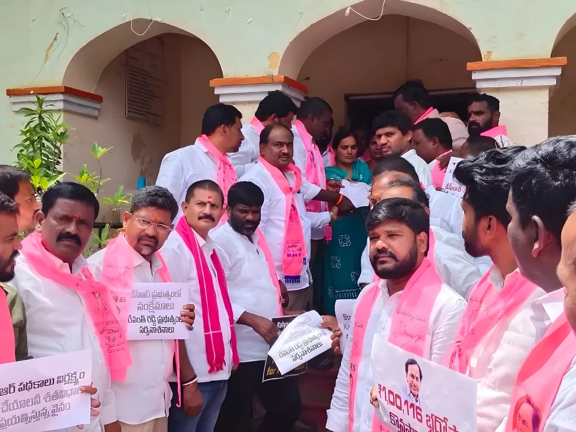 ఆడబిడ్డల పెళ్లిళ్లకు ఆర్థిక భరోసా ఇవ్వాలని ధర్నా