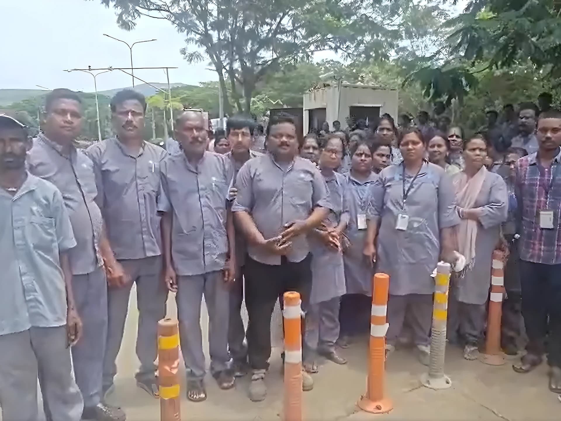 ఫ్లైట్స్‌ భోగాపురానికి.. కార్మికులు రోడ్డుపైకి!