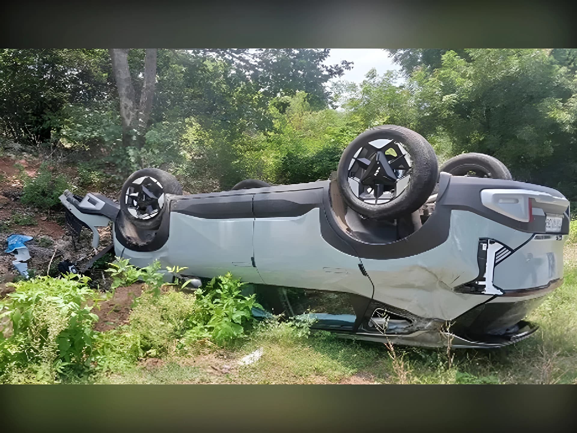 కోతుల‌ను త‌ప్పించ‌బోయి కారు బోల్తా!