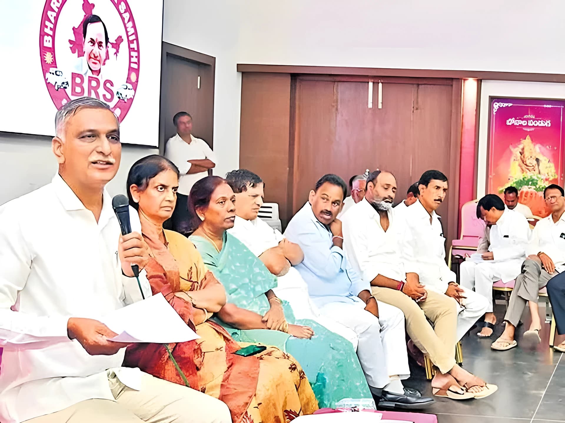 పొంగులేటిని వెంటనే బర్తరఫ్ చేయాలి: హరీశ్‌రావు