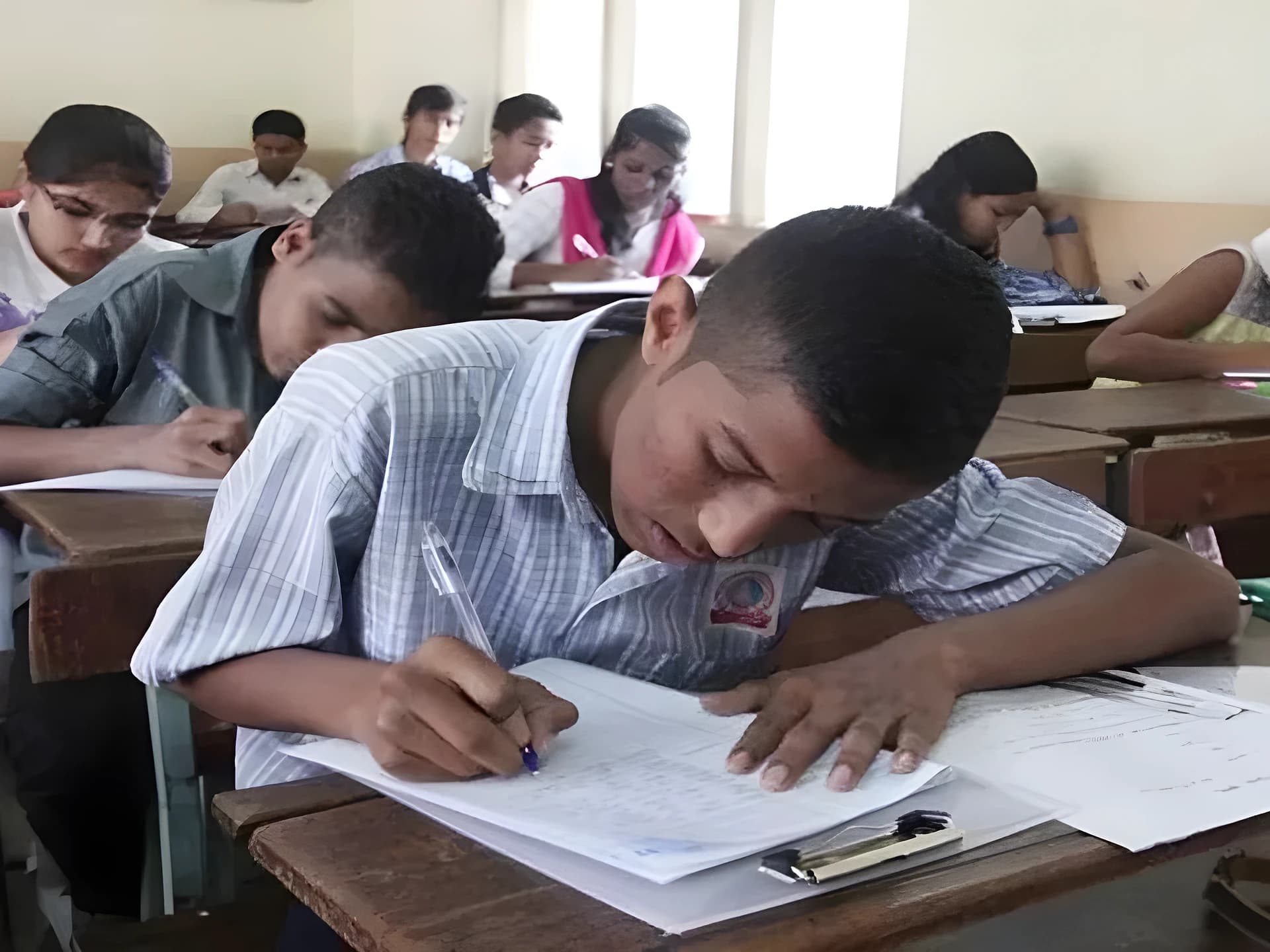 డాక్టర్లు వాడే కెమెరాతో క్వశ్చన్ పేపర్ లీక్!