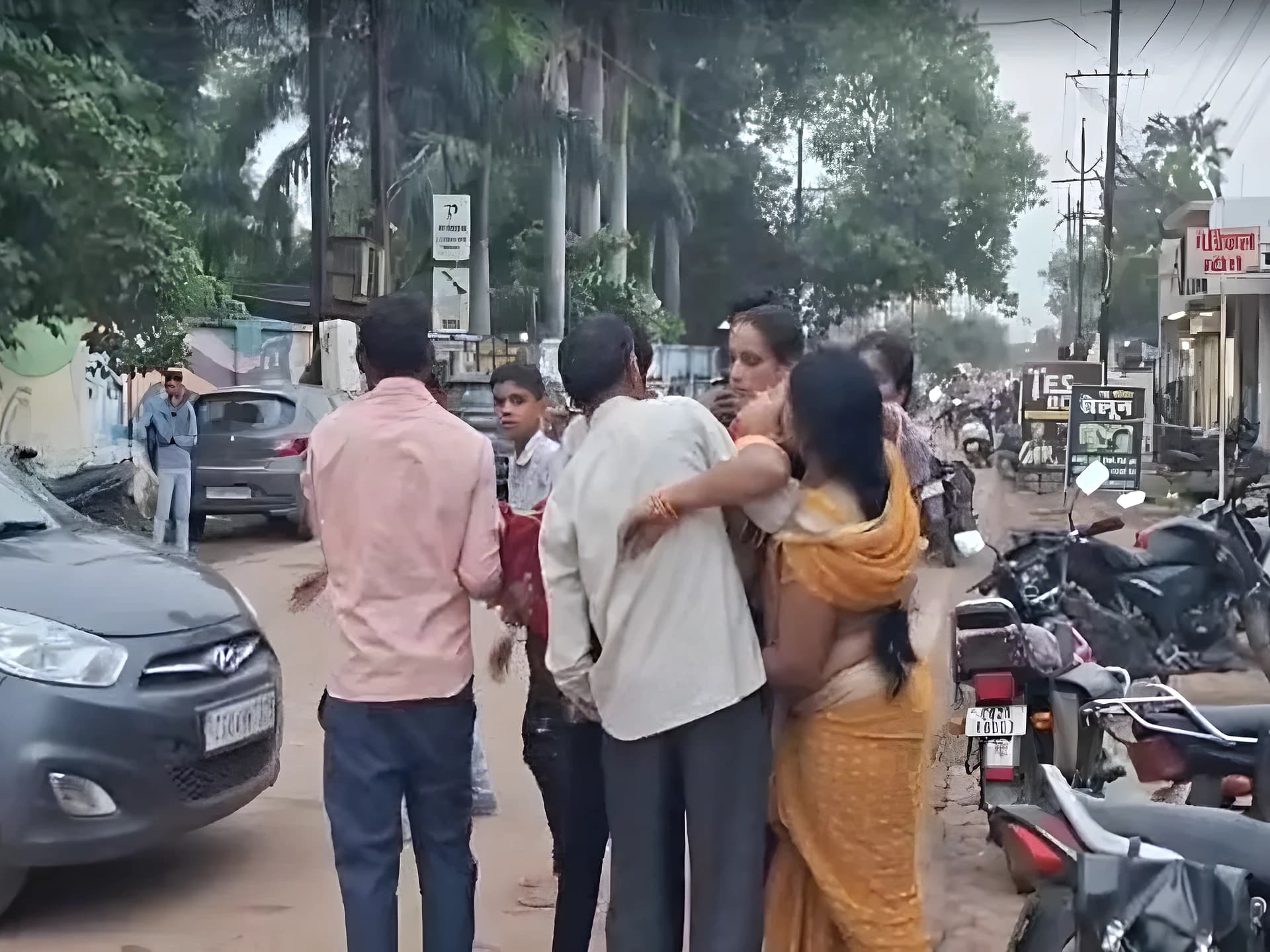 బతికున్న మహిళ చనిపోయిందని..గదికి తాళం వేసిన పోలీసులు