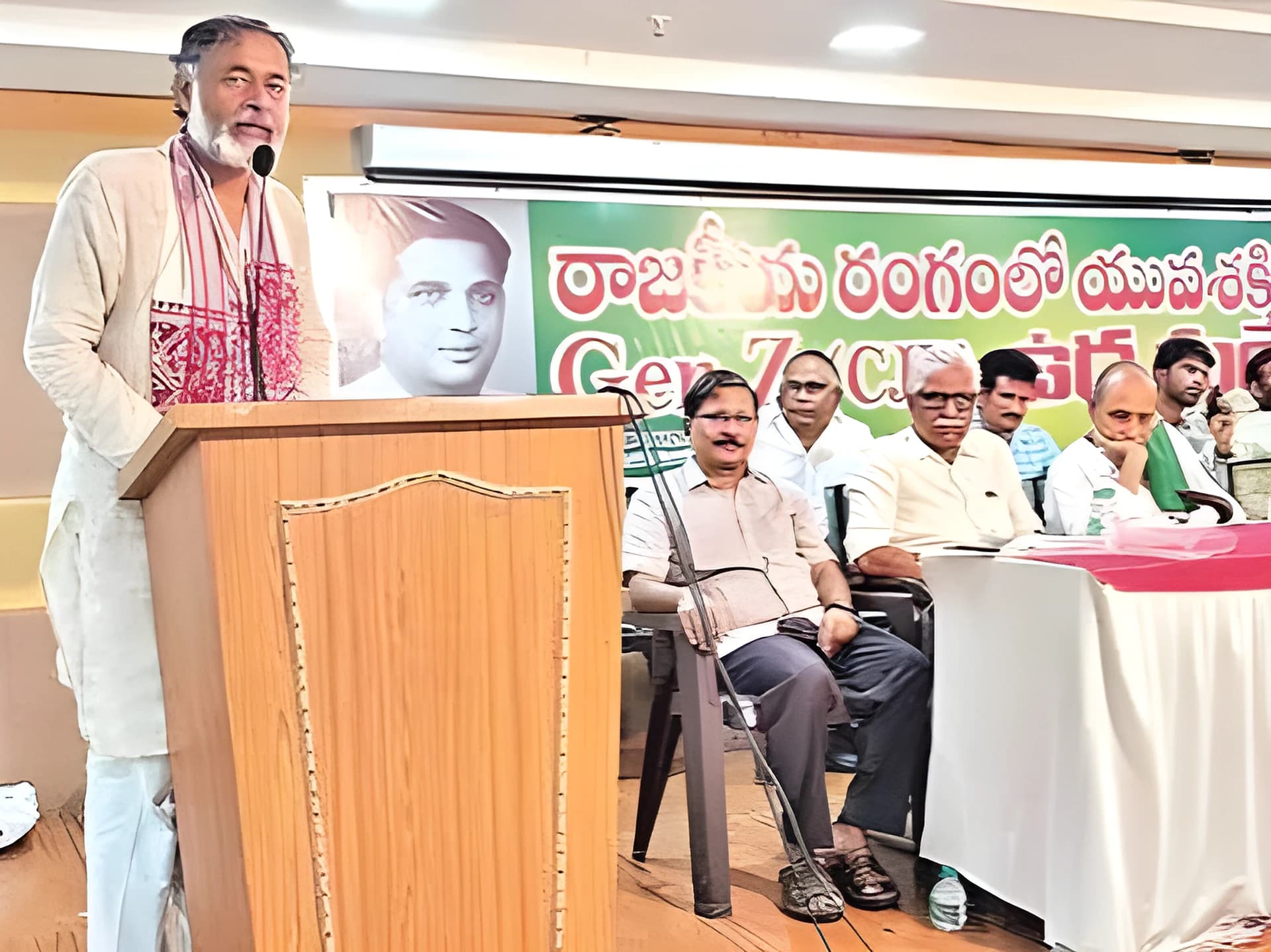 యువత కోసం పార్టీలన్నీ ఏకం కావాలి: యోగేంద్ర యాదవ్