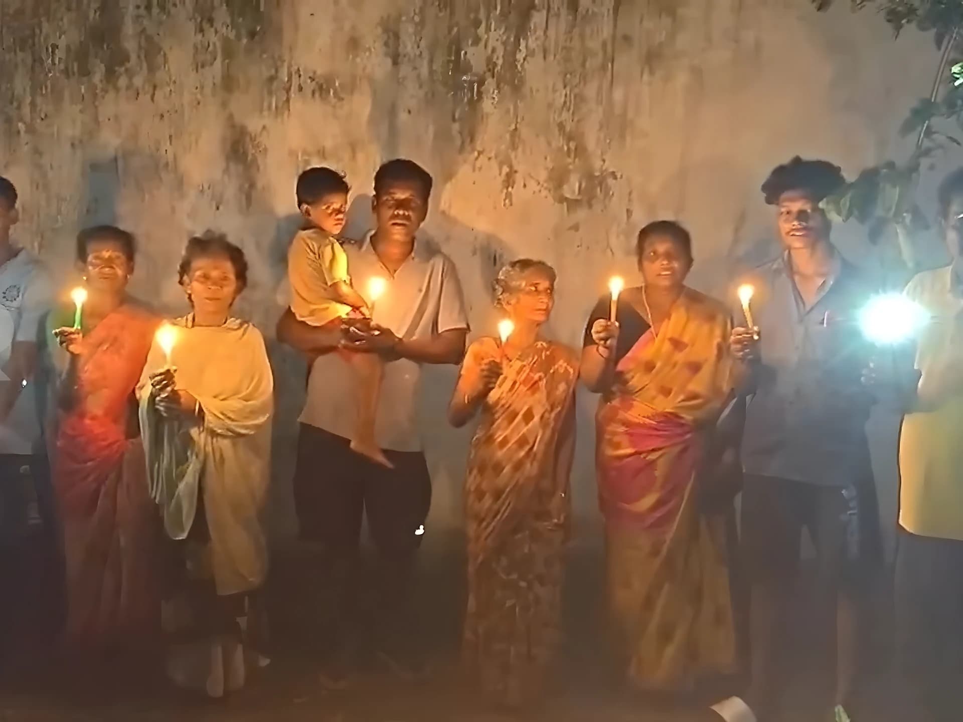3 నెలలుగా చీకట్లోనే ఆదివాసీ గ్రామం.. కొవ్వొత్తులతో నిరసన