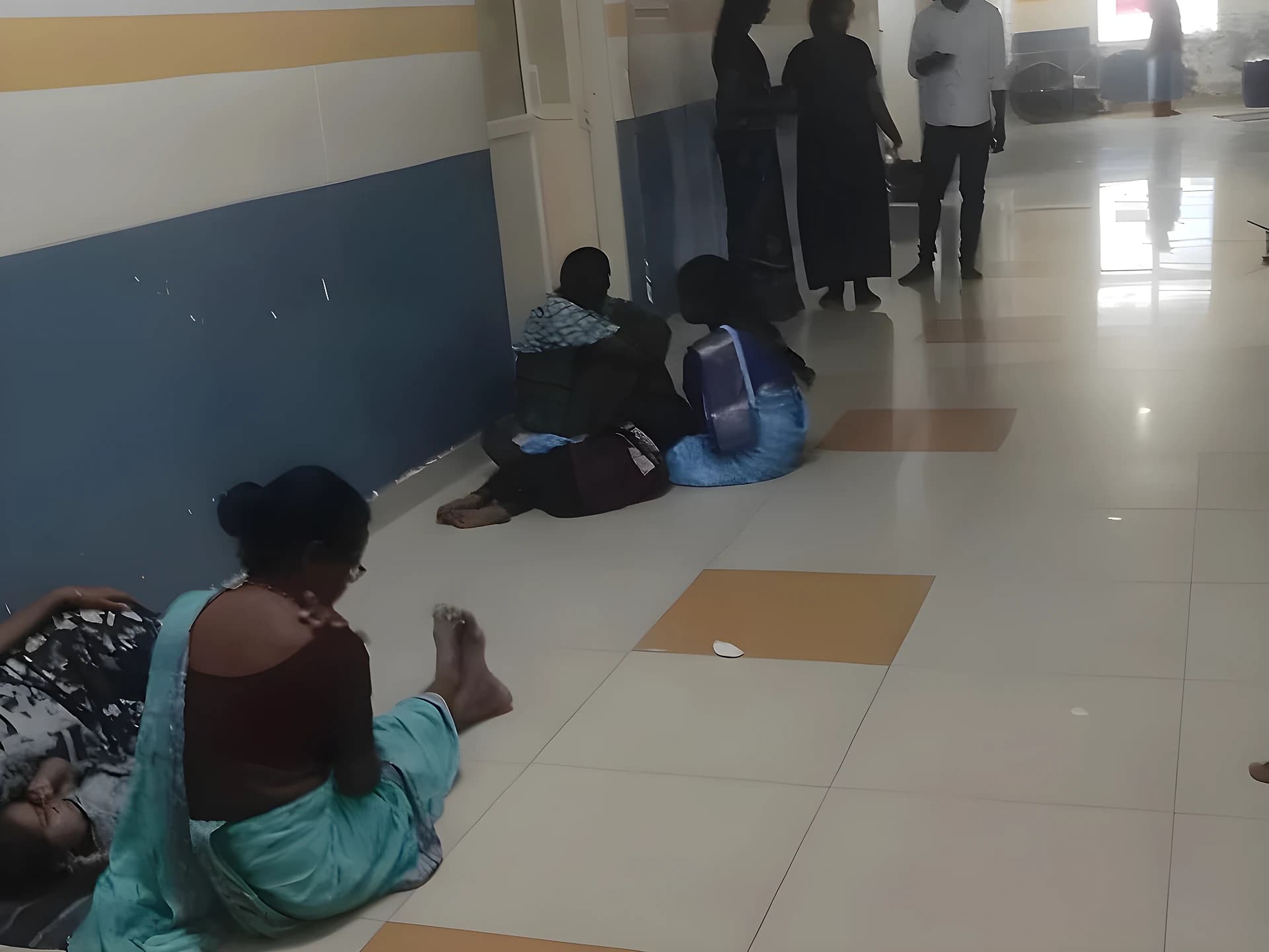 రోగుల కష్టాలు పట్టవా?.. ఆసుపత్రిలో దుస్థితి