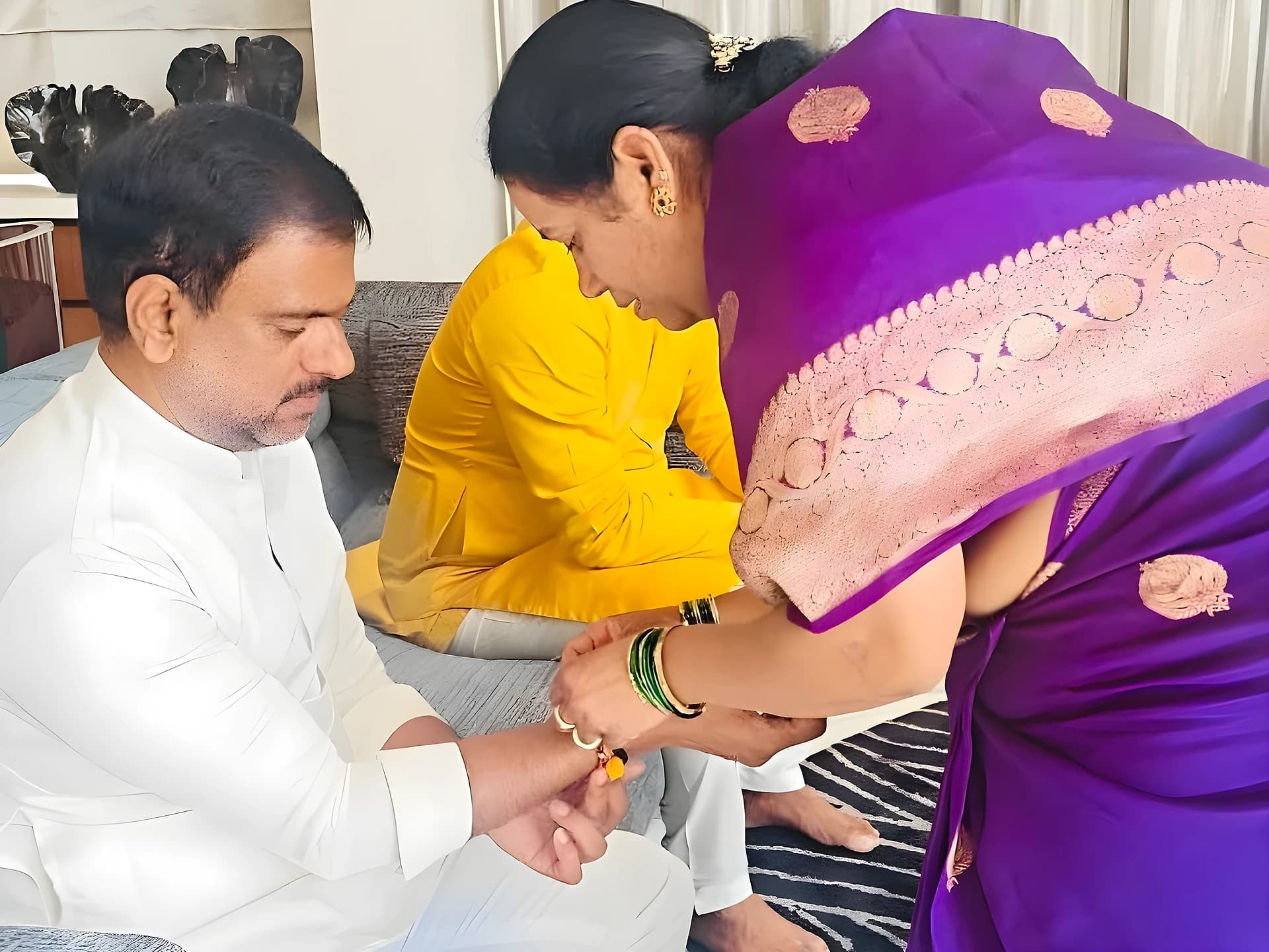 మర్రి జనార్దన్ రెడ్డికి రాఖీ కట్టిన సోదరి