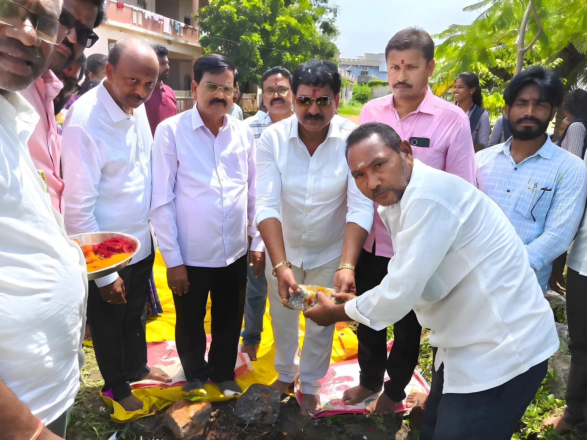 భార్య చదివిన బడికి..తనవంతు తోడ్పాటు