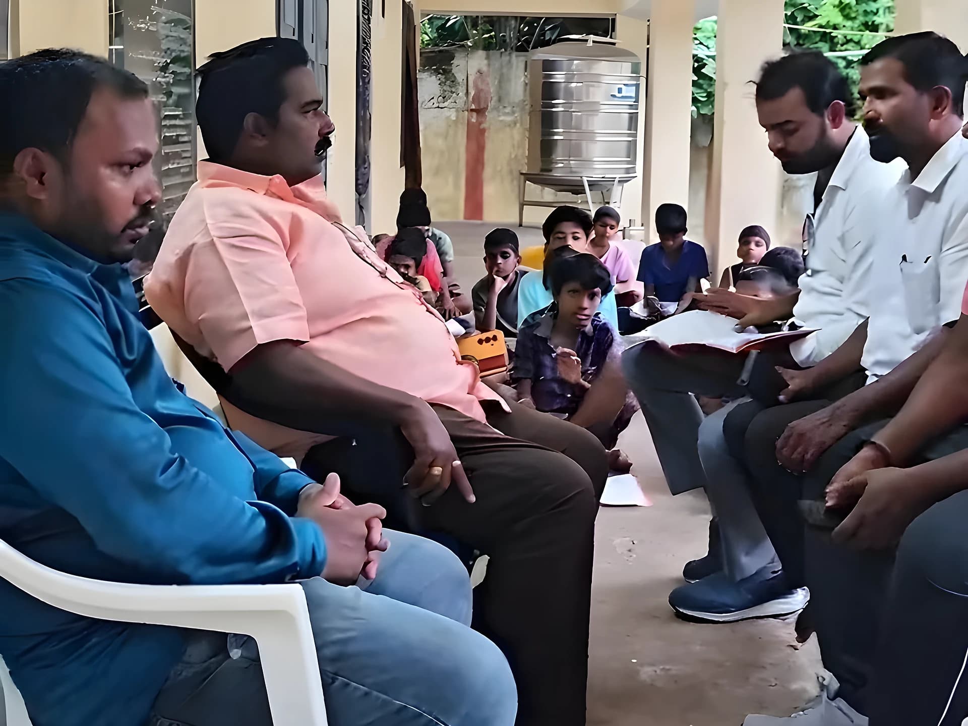 విద్యార్థుల సమస్యలు తెలుసుకున్న నేతలు