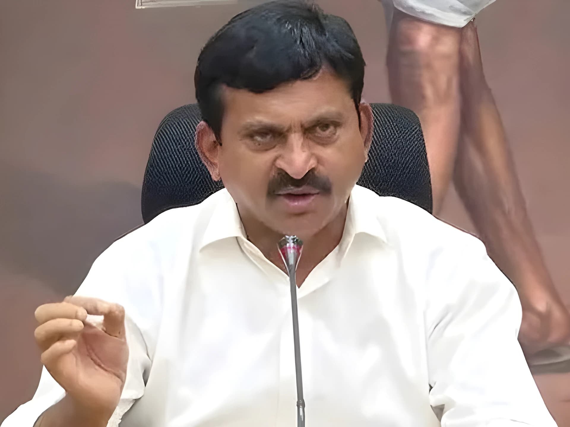 భూముల పేరుతో బురద రాజకీయాలు: పొంగులేటి