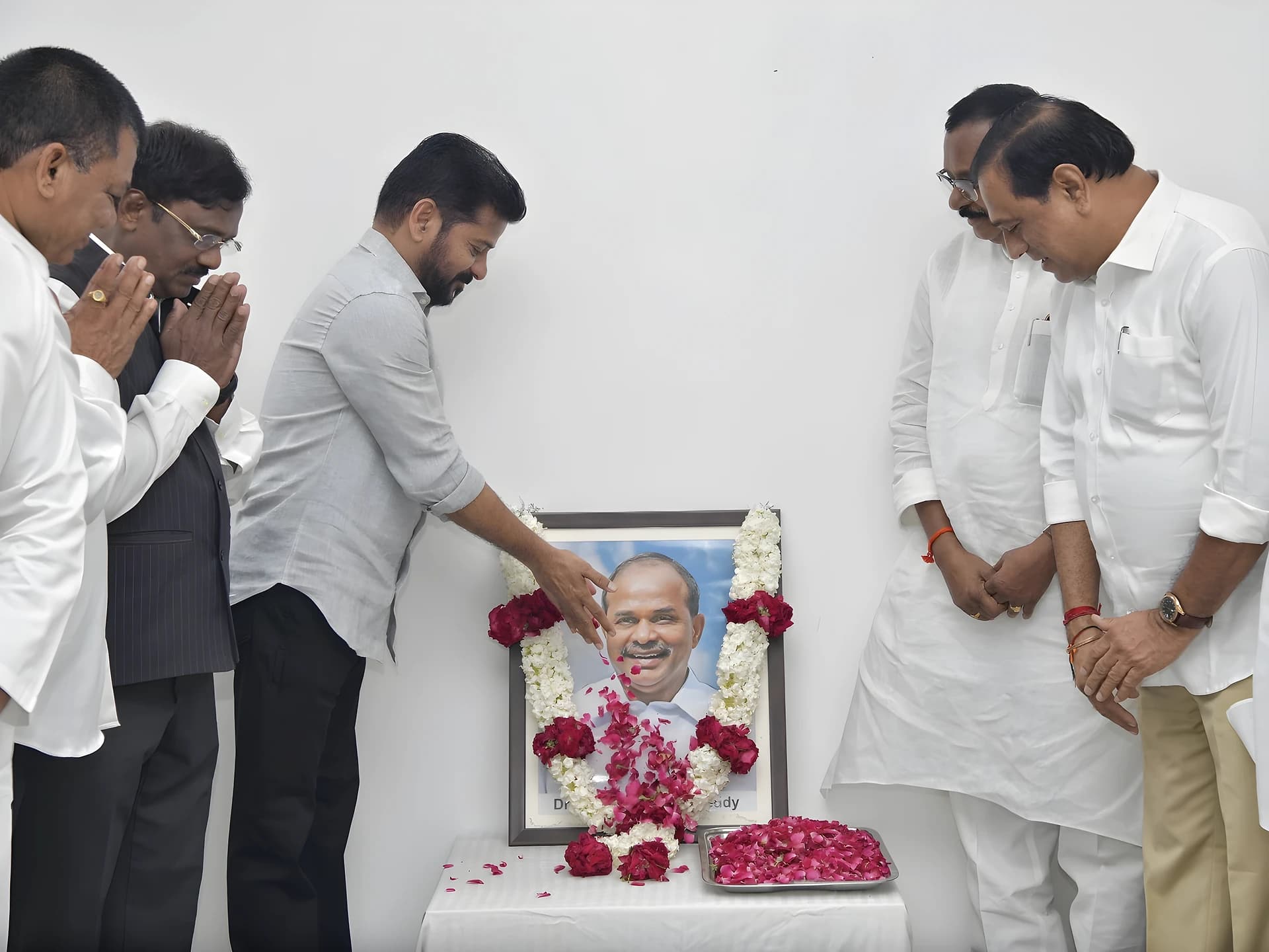 YSR సేవలు ఎప్పటికీ గుర్తుండిపోతాయి: CM రేవంత్