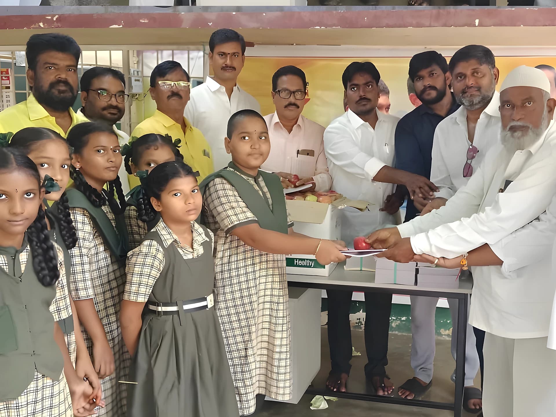 విద్యార్థులకు నోటు పుస్తకాలు పంపిణీ