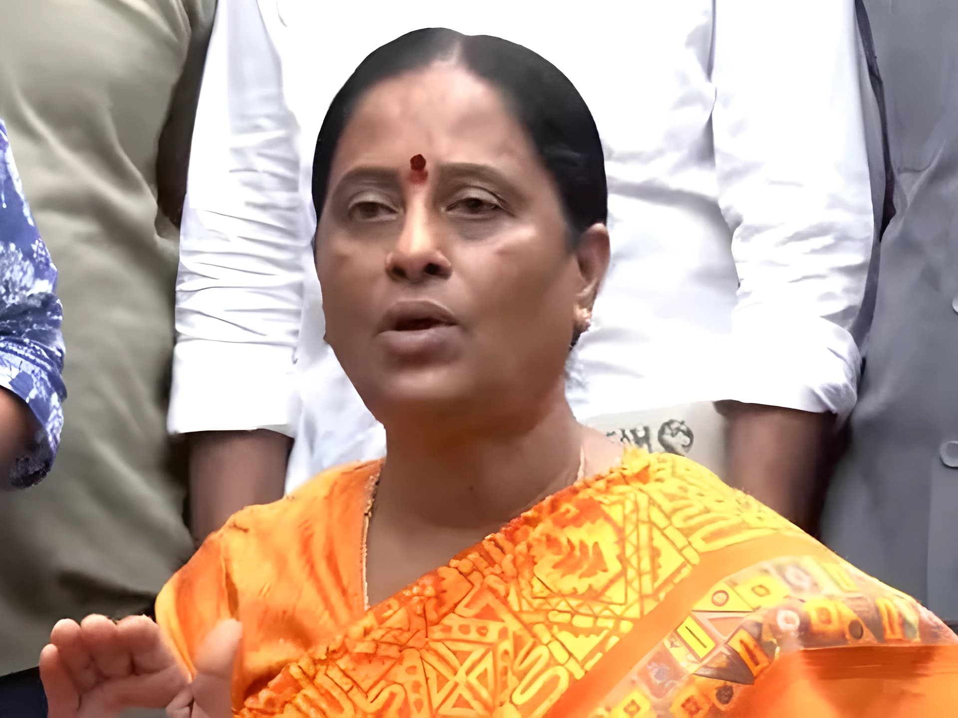రేవంత్‌రెడ్డి బ్లాక్‌మెయిల్ చేశారు: కొండా సురేఖ!