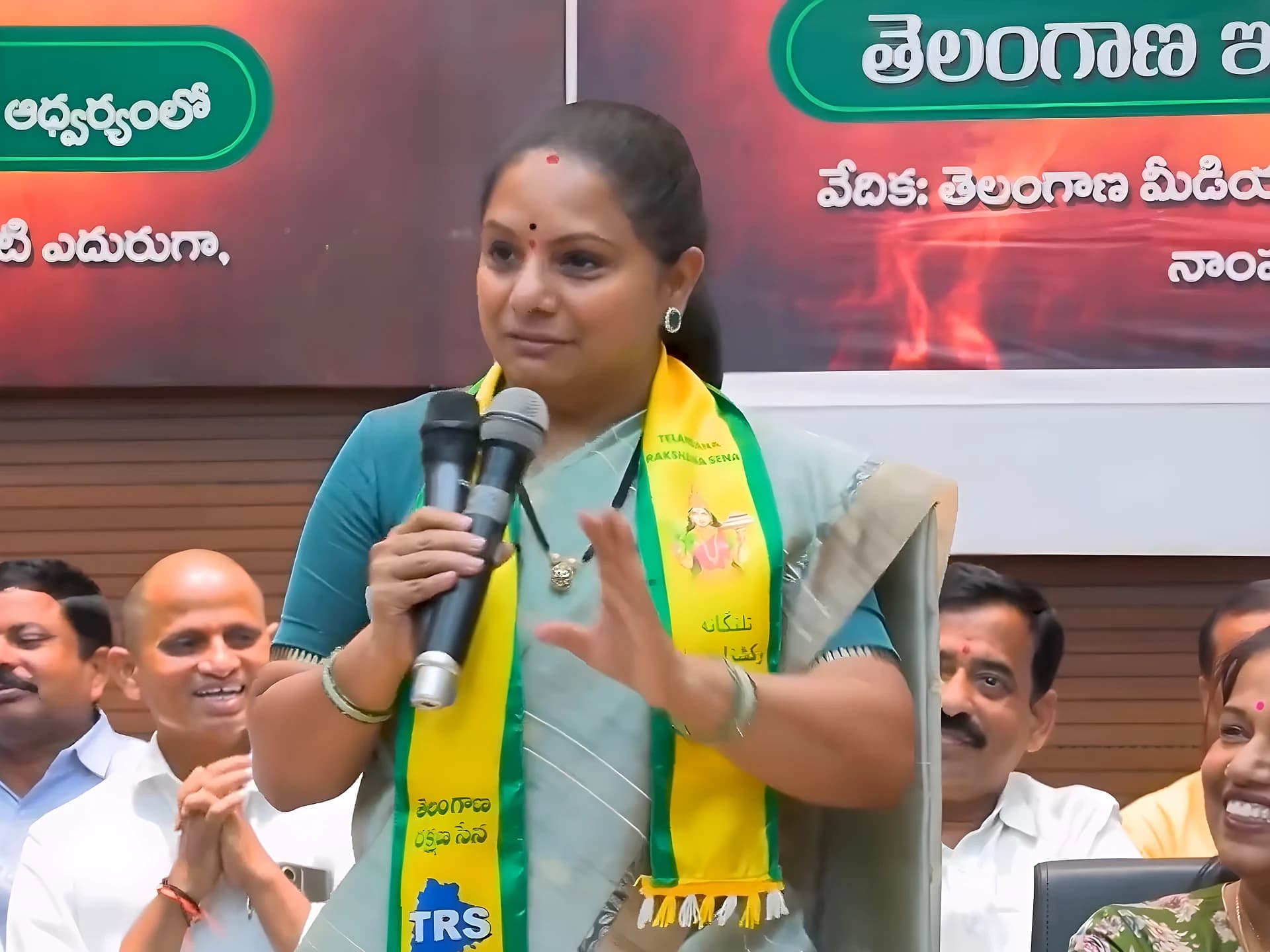 CM ప్రకటనలు చూస్తే తుగ్లక్ కూడా సిగ్గుపడతాడు: కవిత