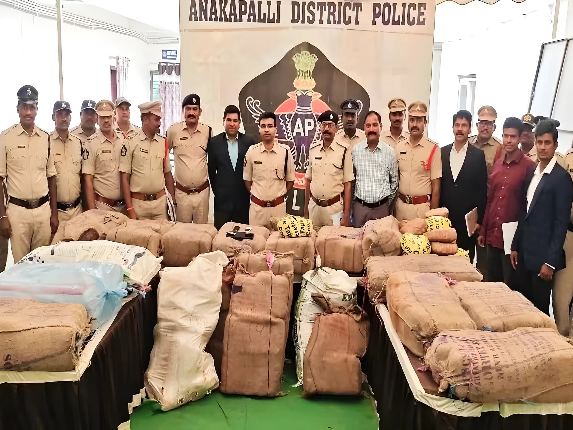గంజాయి దందా గుట్టురట్టు.. ముగ్గురు అరెస్ట్