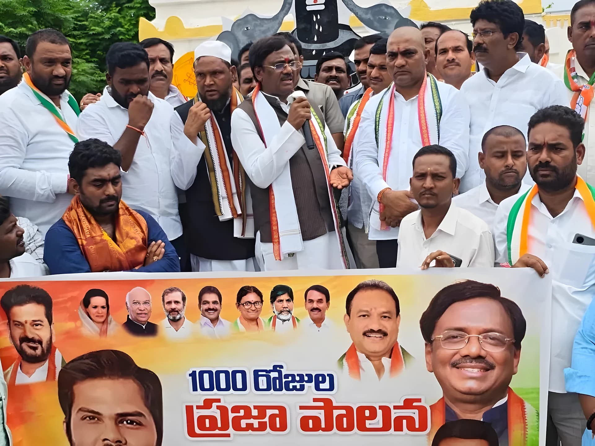 కాళేశ్వరంపై KCR సమాధానం చెప్పాలి: వివేక్