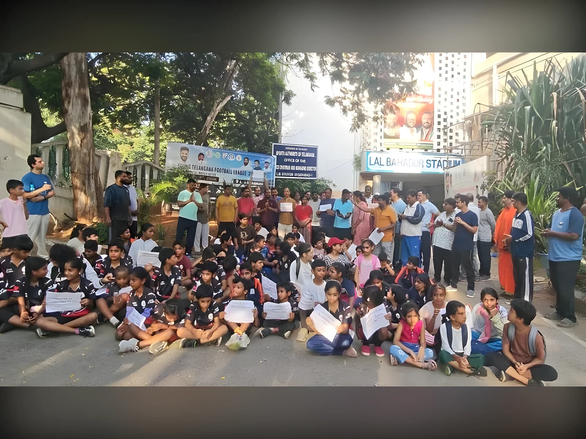Sports కోచింగ్ ఫీజుల పెంపు.. LB stadium దగ్గర ప్రొటెస్ట్