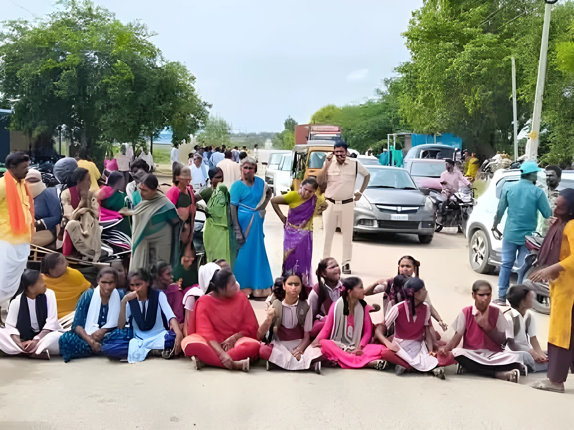 చిన్నపోర్ల గేట్ వద్ద విద్యార్థుల ధర్నా