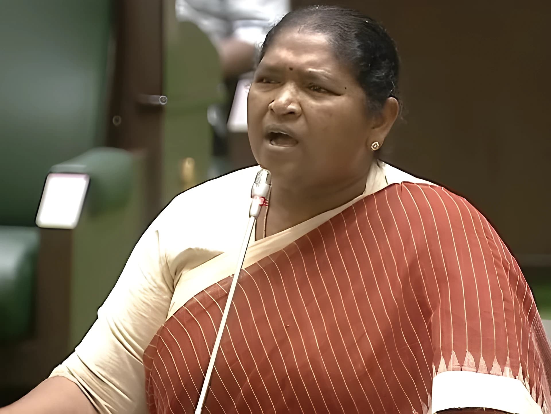 కేటీఆర్ చెయ్యి వేశారు: సీతక్క