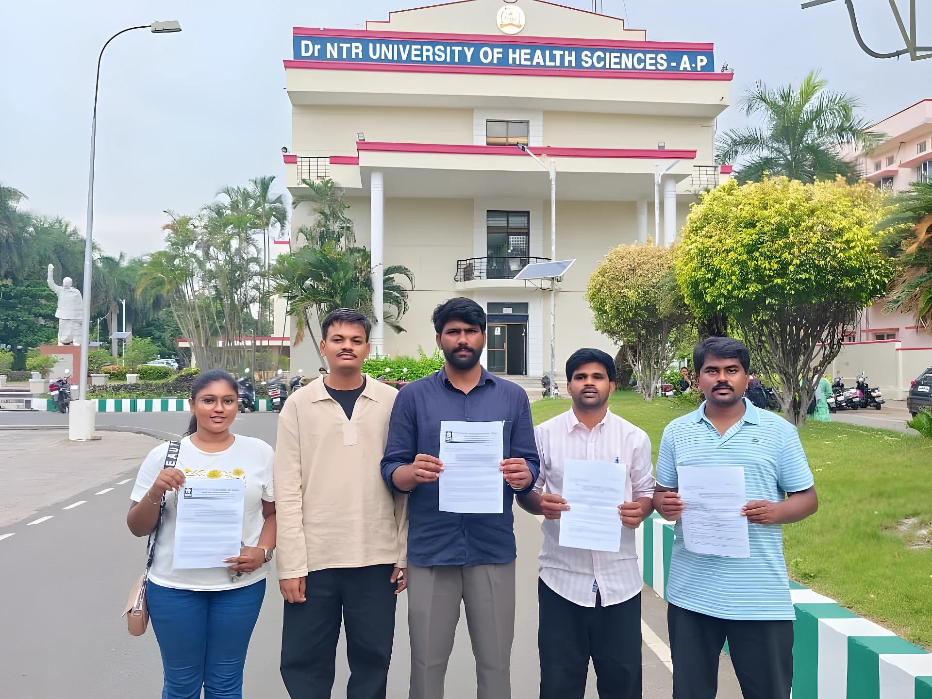 విద్యార్థులను కలవని VC.. SFI ఆగ్రహం