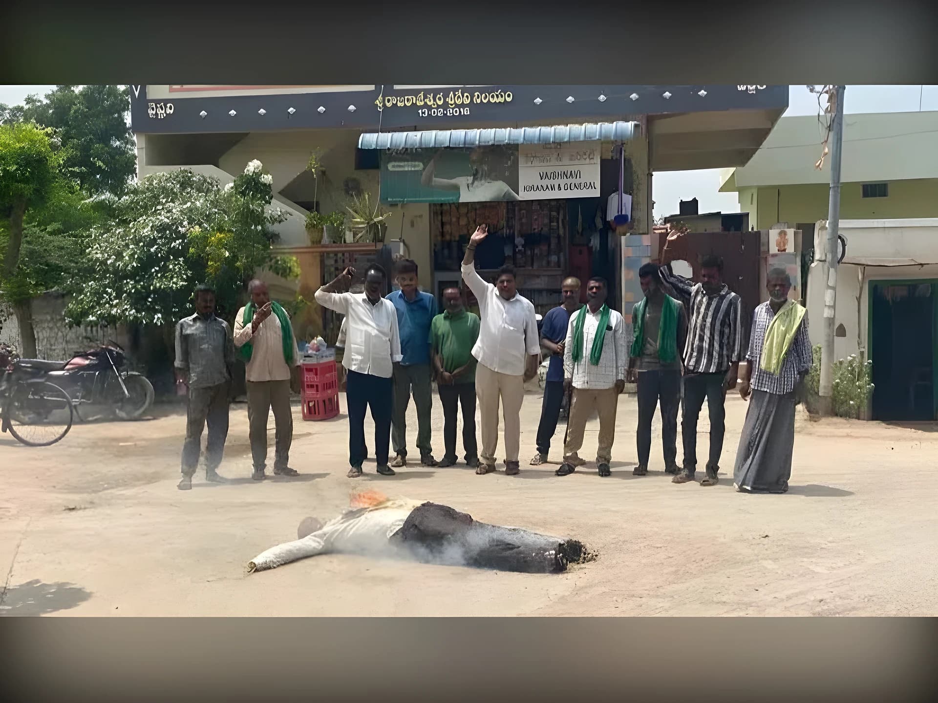 15 గంటల కరంట్ ఇవ్వాల్సిందే: రైతులు