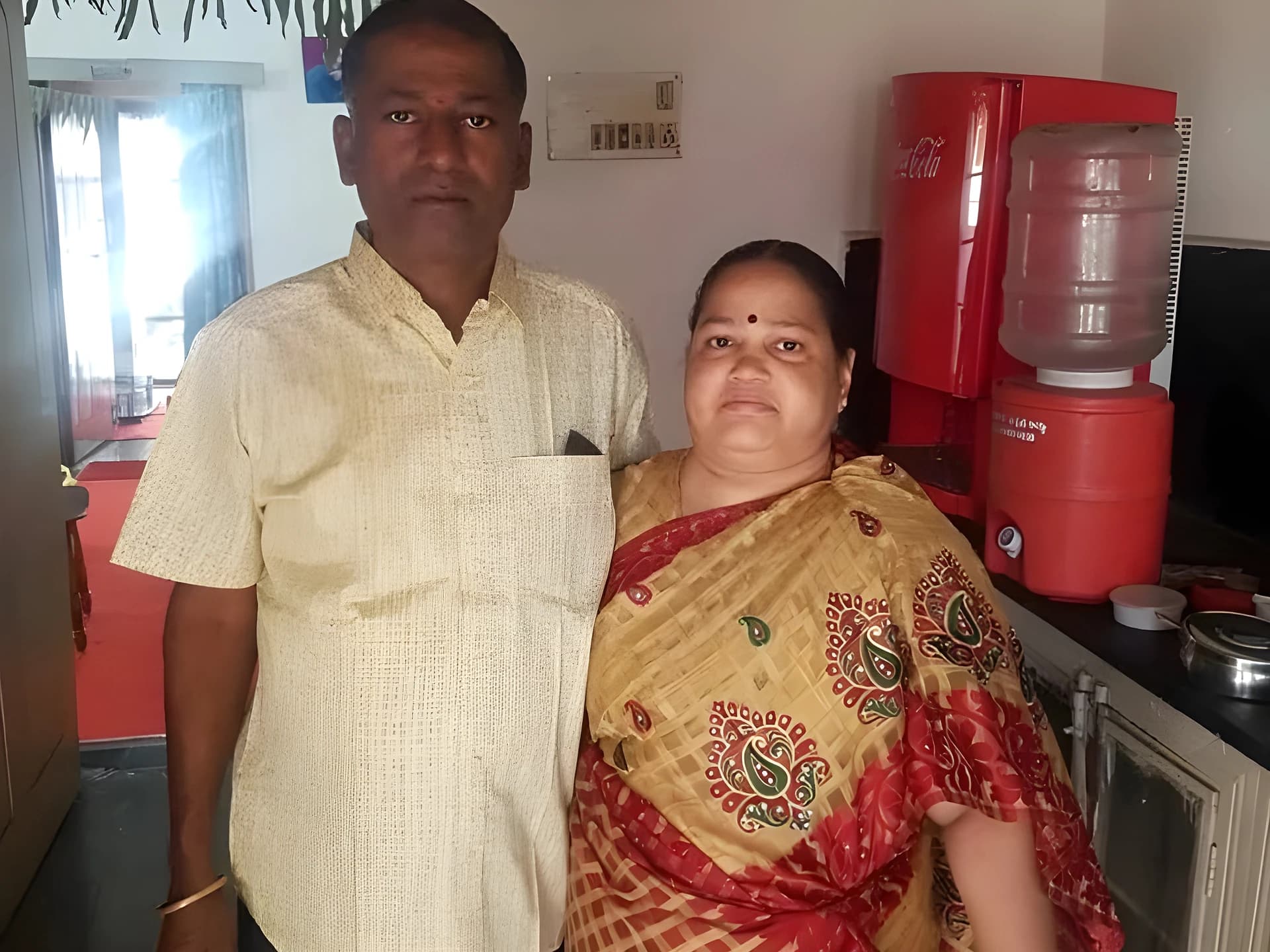 హోటల్‌కు తాళం.. మనస్తాపంతో దంపతుల ఆత్మహత్య