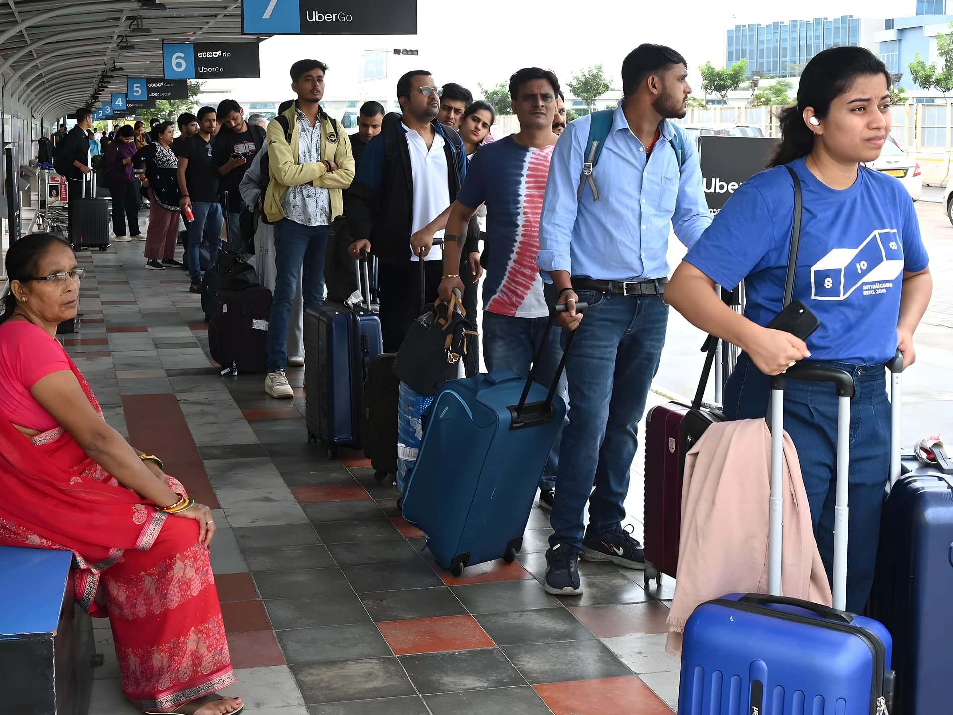 శంషాబాద్ ఎయిర్‌పోర్ట్‌లో క్యాబ్ సమ్మె..!