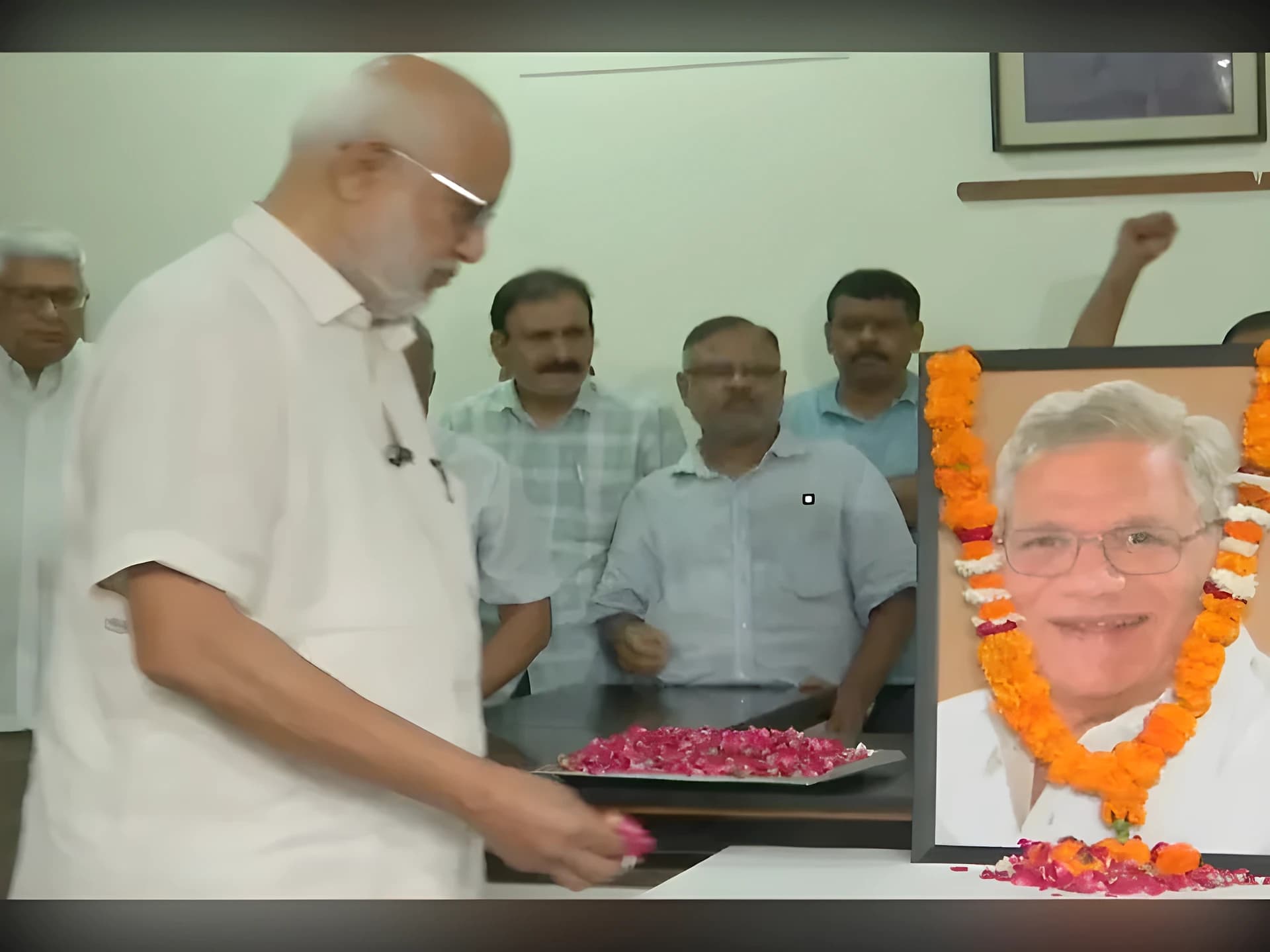 ఏచూరిని తలుచుకున్న దేశం.. ఘన  నివాళి
