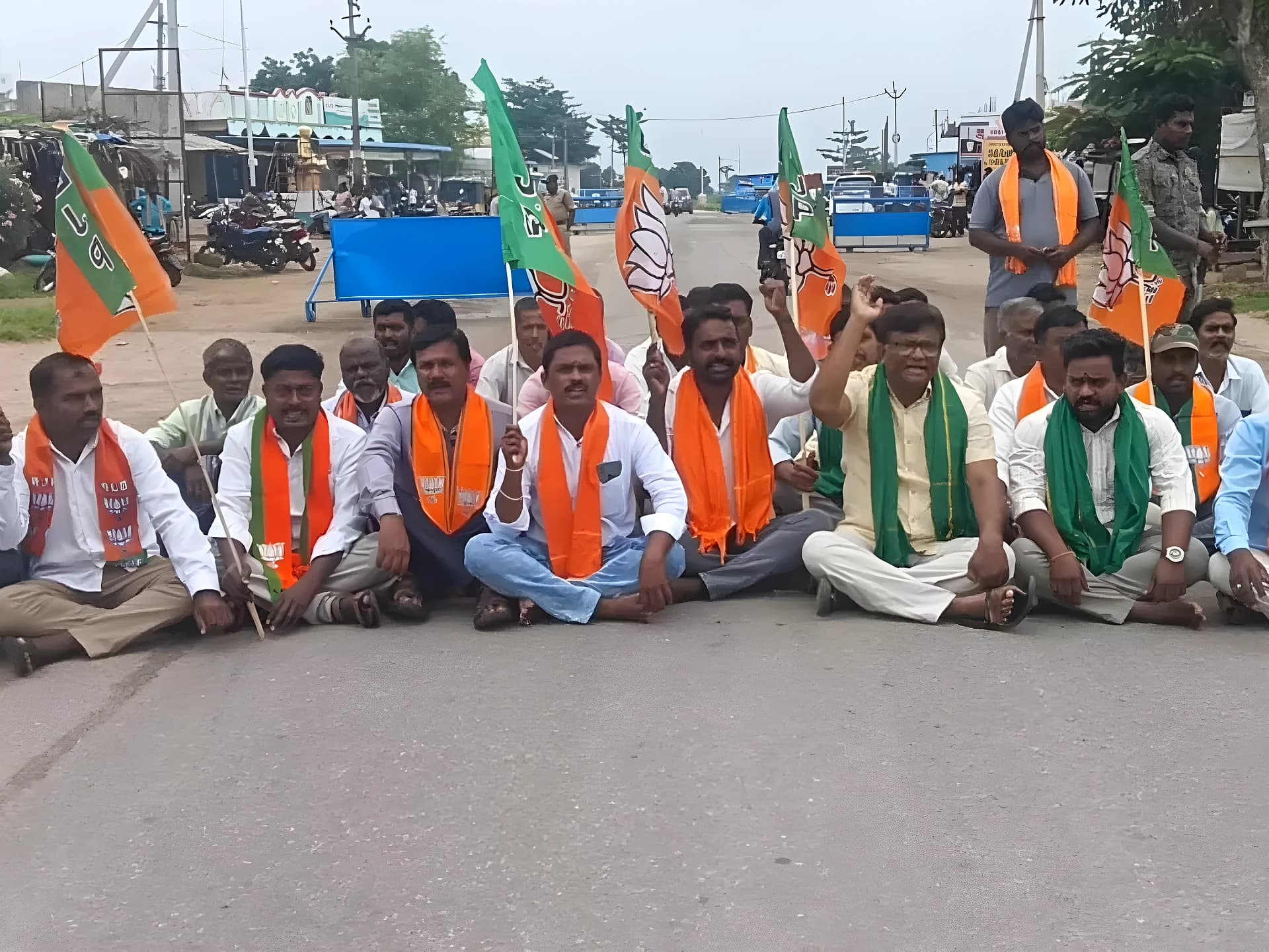 కరెంటు కోతలు, లో-వోల్టేజ్‌పై బీజేపీ ధర్నా