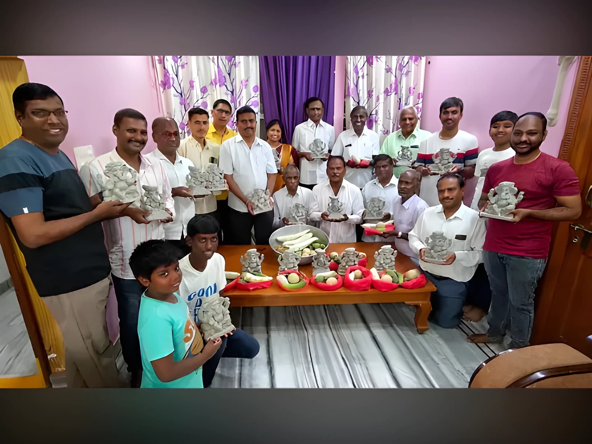 మెట్పల్లిలో మట్టి వినాయకుల పంపిణీ..!
