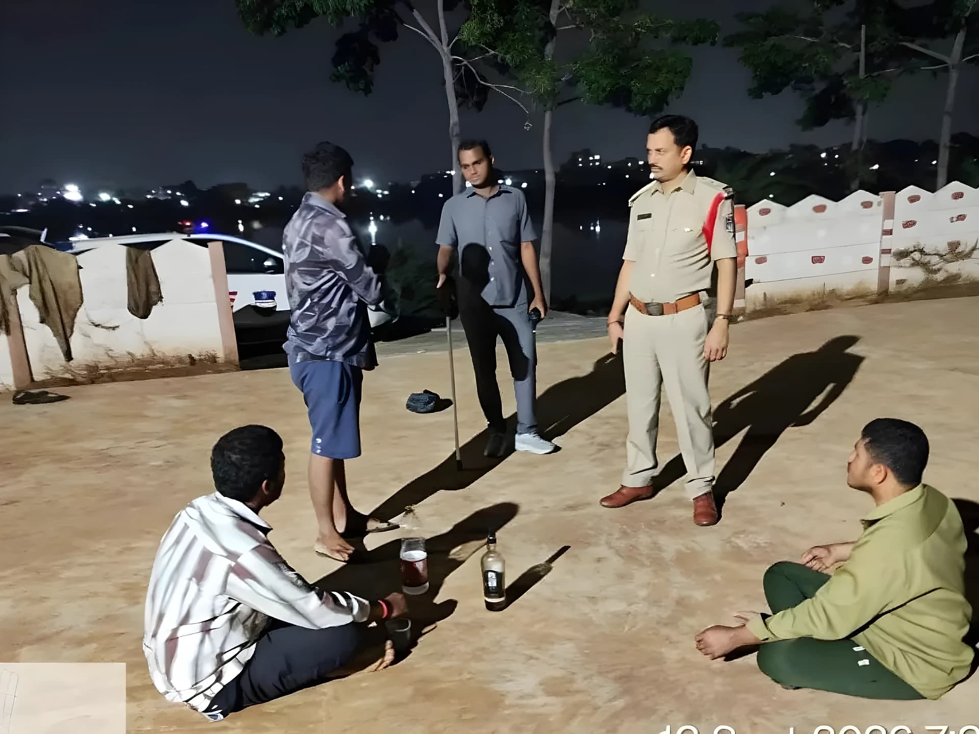 చెరువు కట్ట వద్ద మద్యం సేవిస్తున్న ముగ్గురిపై కేసులు