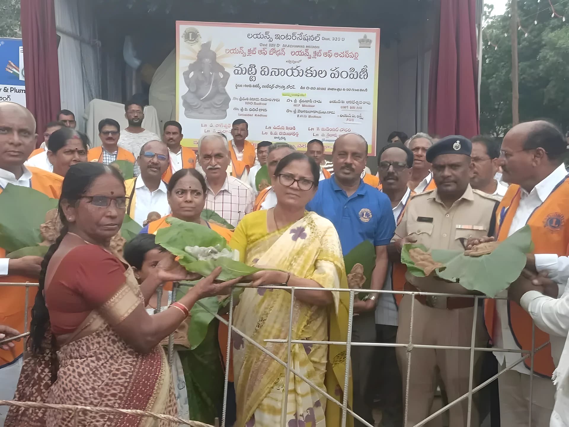 బోధన్‌లో 4 వేల మట్టి వినాయకుల పంపిణీ
