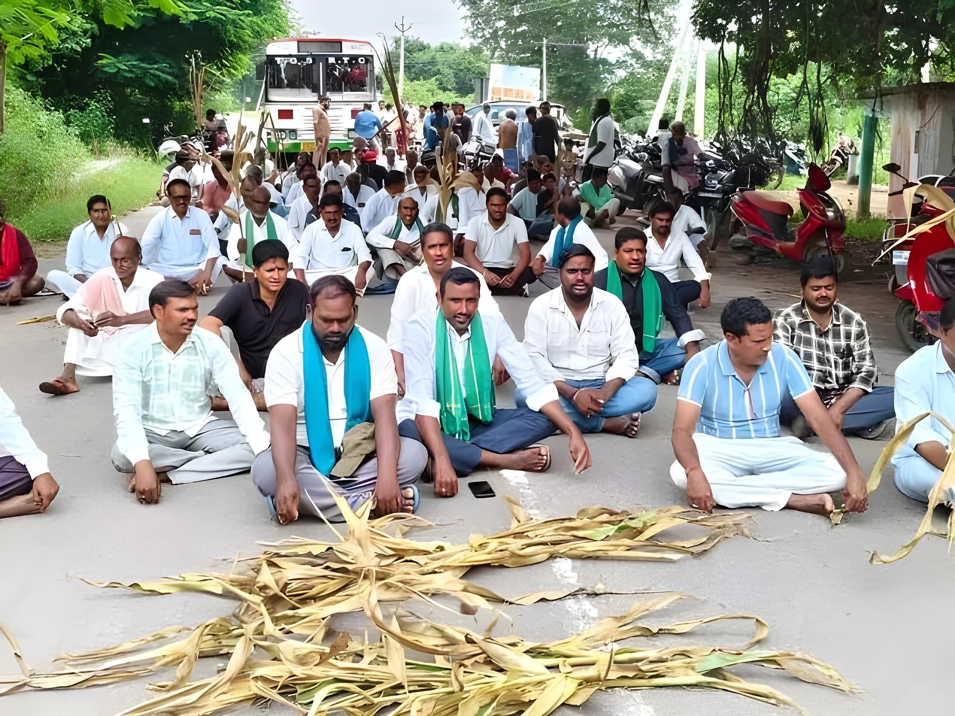 మల్లాపూర్‌లో విద్యుత్ సబ్‌స్టేషన్ ఎదుట ధర్నా