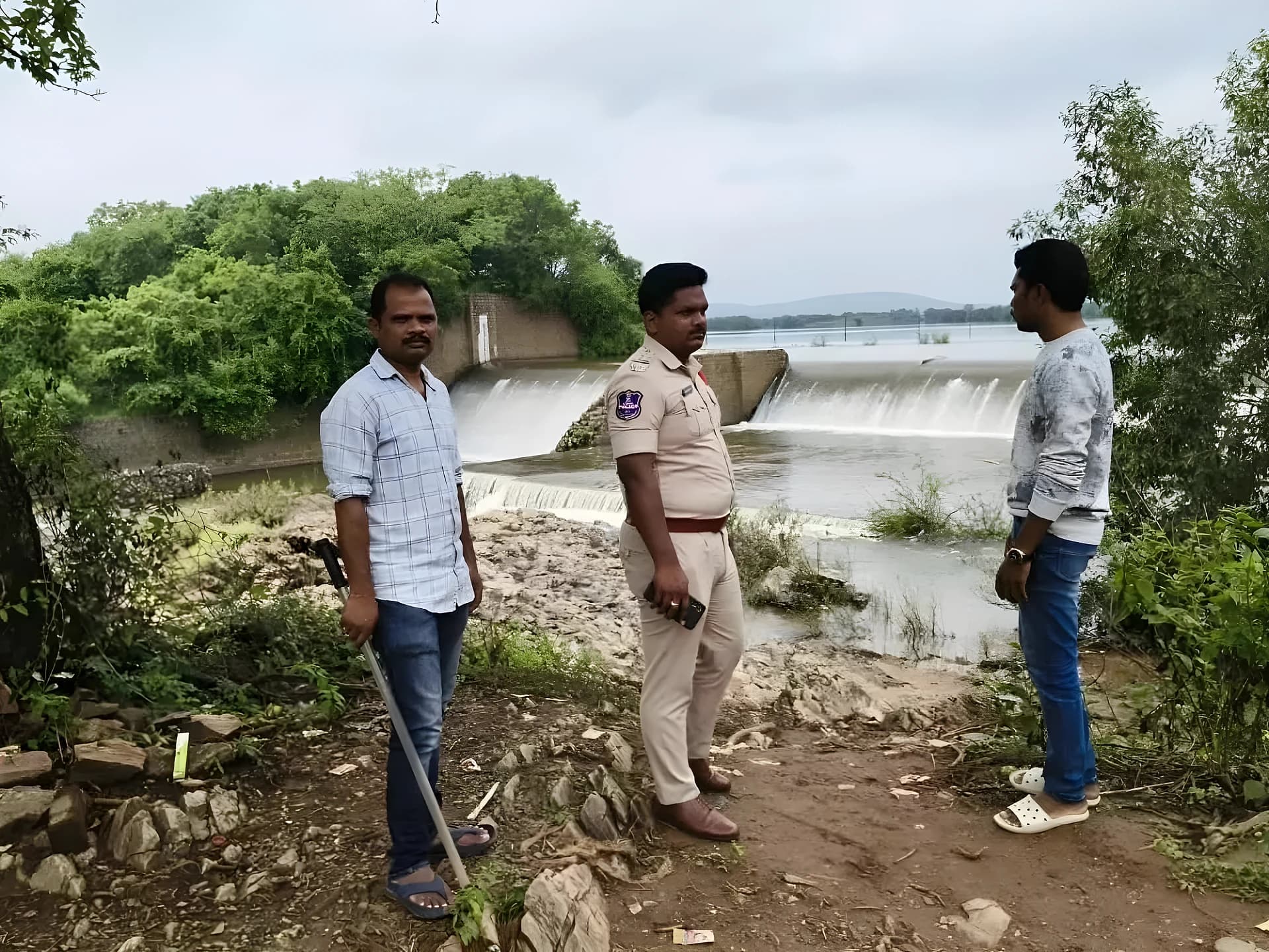 అలుగు పోస్తున్న బయ్యారం చెరువు.. బారికేడ్లు ఏర్పాటు