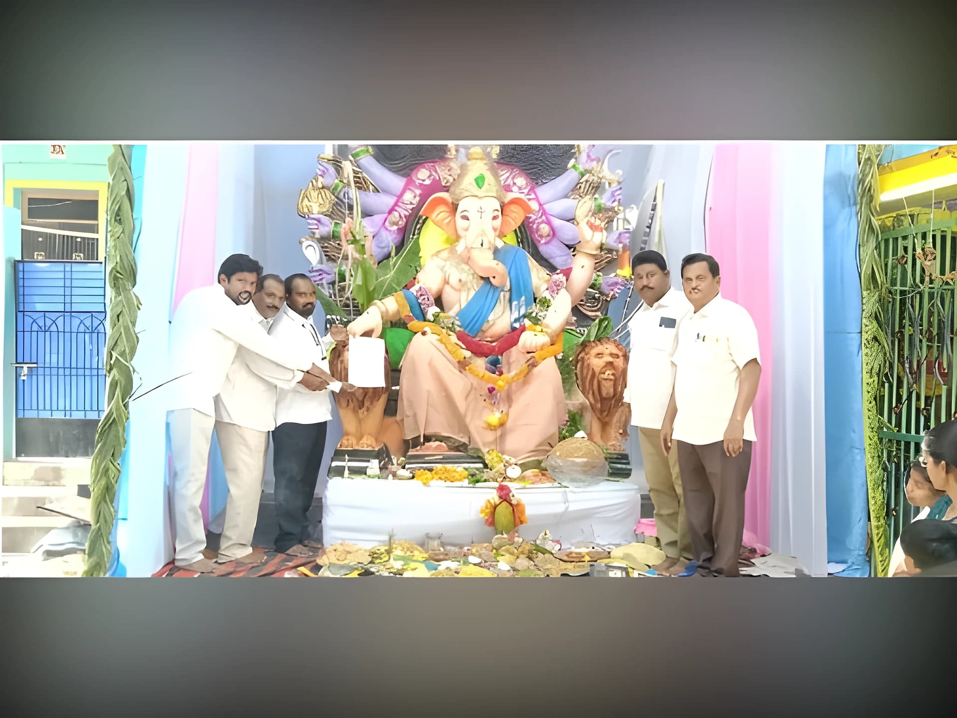 వినతి పత్రం అందజేత.. గణనాధుడికి జర్నలిస్టుల రిక్వెస్ట్!