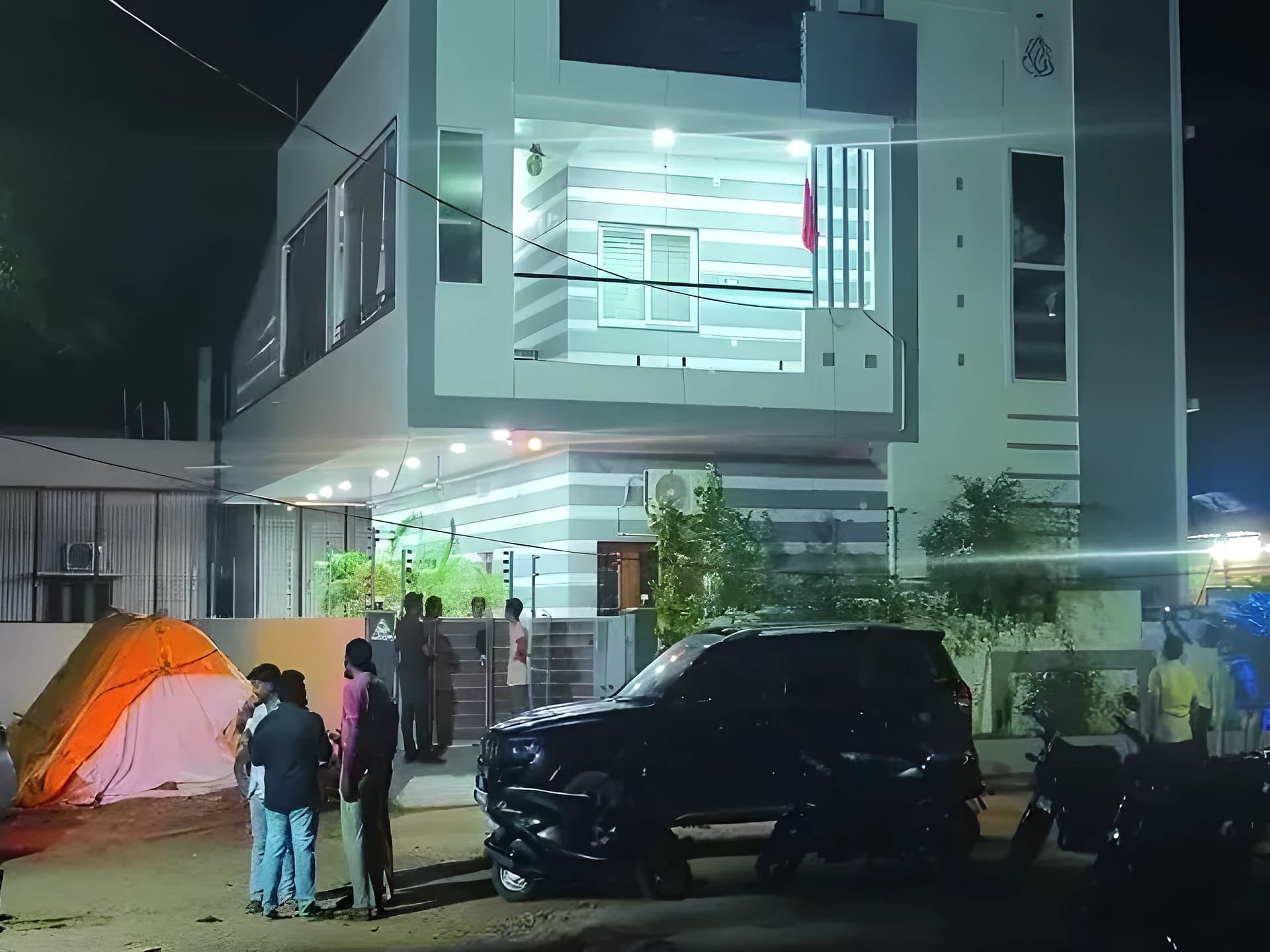 పులివెందులలో కాల్పుల కలకలం.!