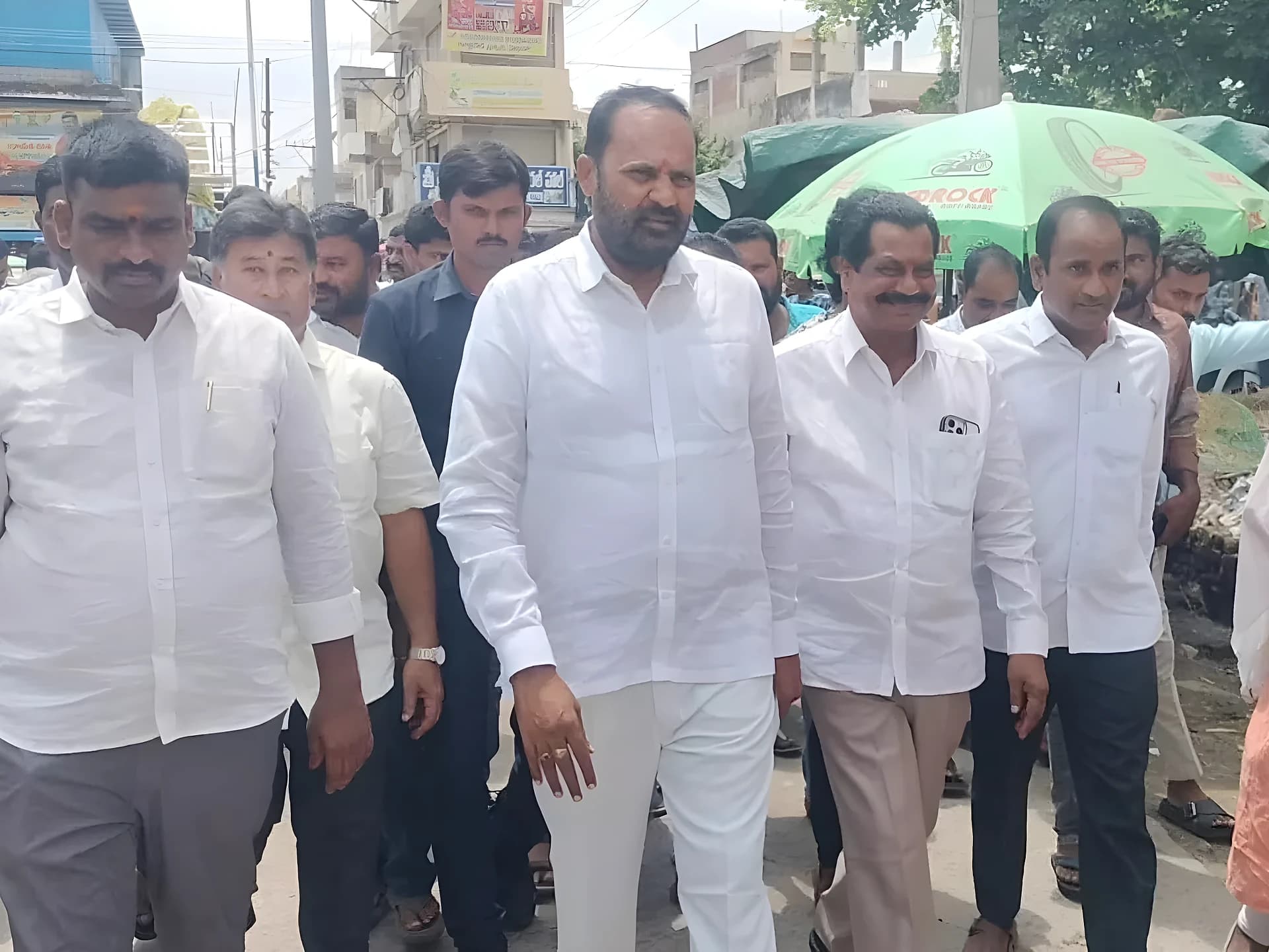 మెయిన్ రోడ్డు పనులకు వ్యాపారులు సహకరించాలి: విజయ రమణారావు
