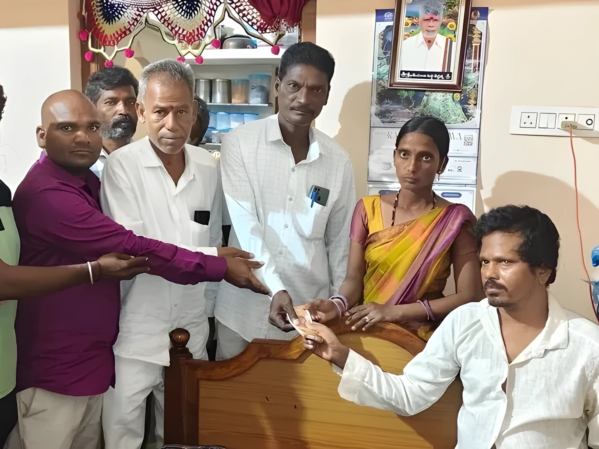 రూ.10 వేల ఆర్థిక సహాయం అందజేత