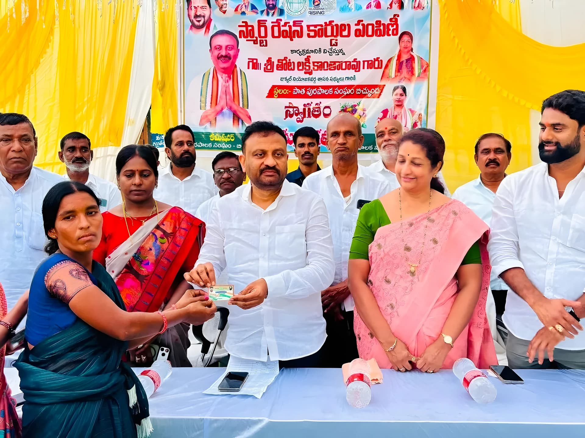 స్మార్ట్ రేషన్ కార్డుల పంపిణీ ప్రారంభించిన ఎమ్మెల్యే