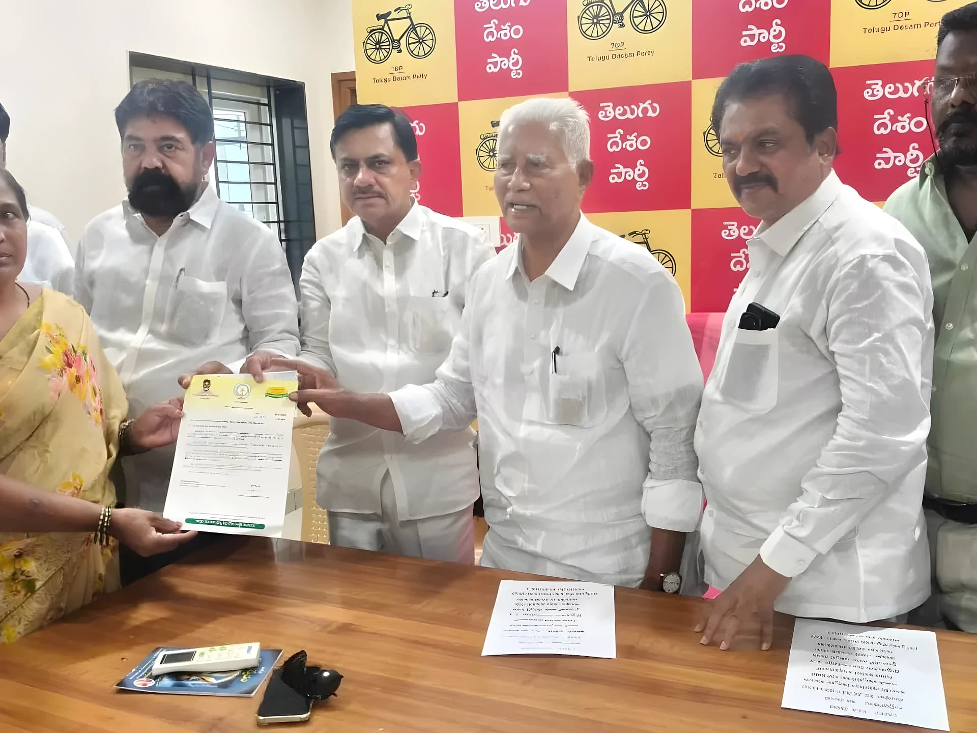 సీఎం సహాయనిధి చెక్కులు పంపిణీ చేసిన ఎమ్మెల్యే