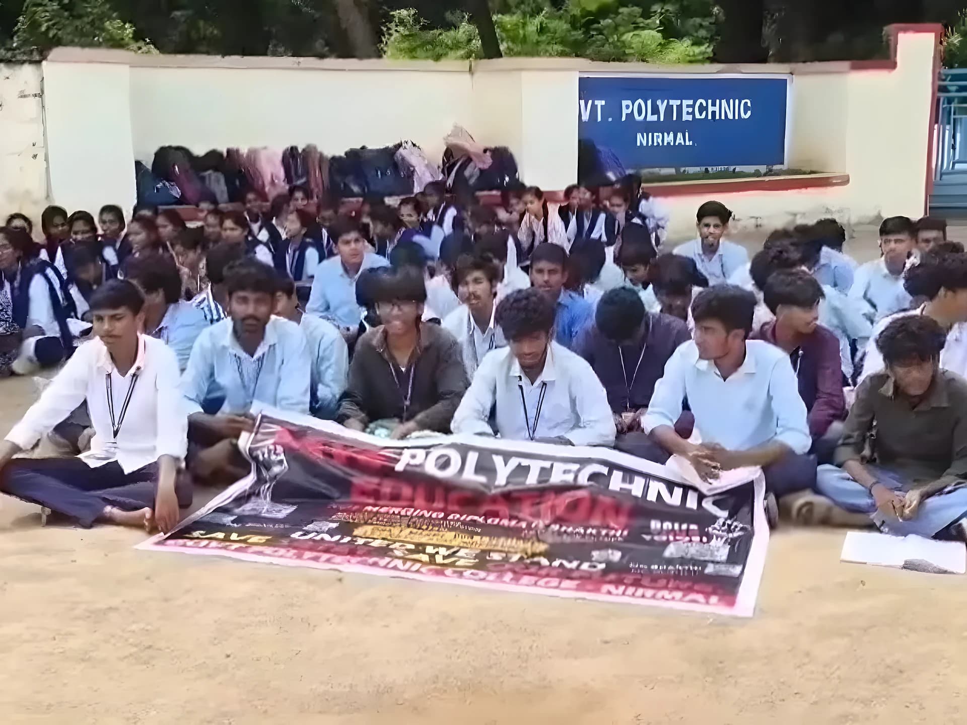 పాలిటెక్నిక్ కళాశాల ఎదుట ధర్నా