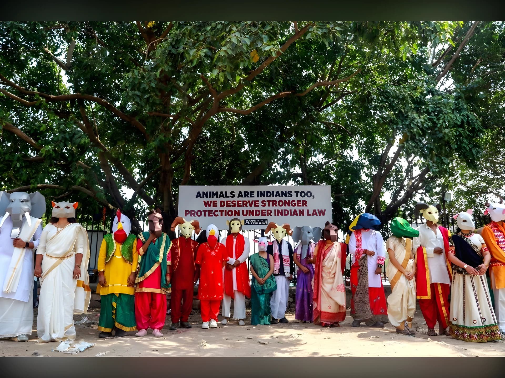జంతువుల మాస్క్‌లతో PETA కార్యకర్తల నిరసన