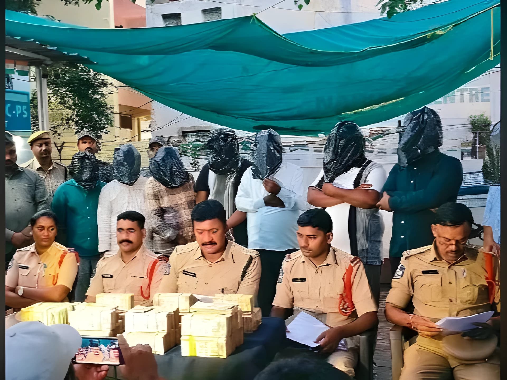 భారీగా రద్దయిన పాత నోట్లు పట్టివేత