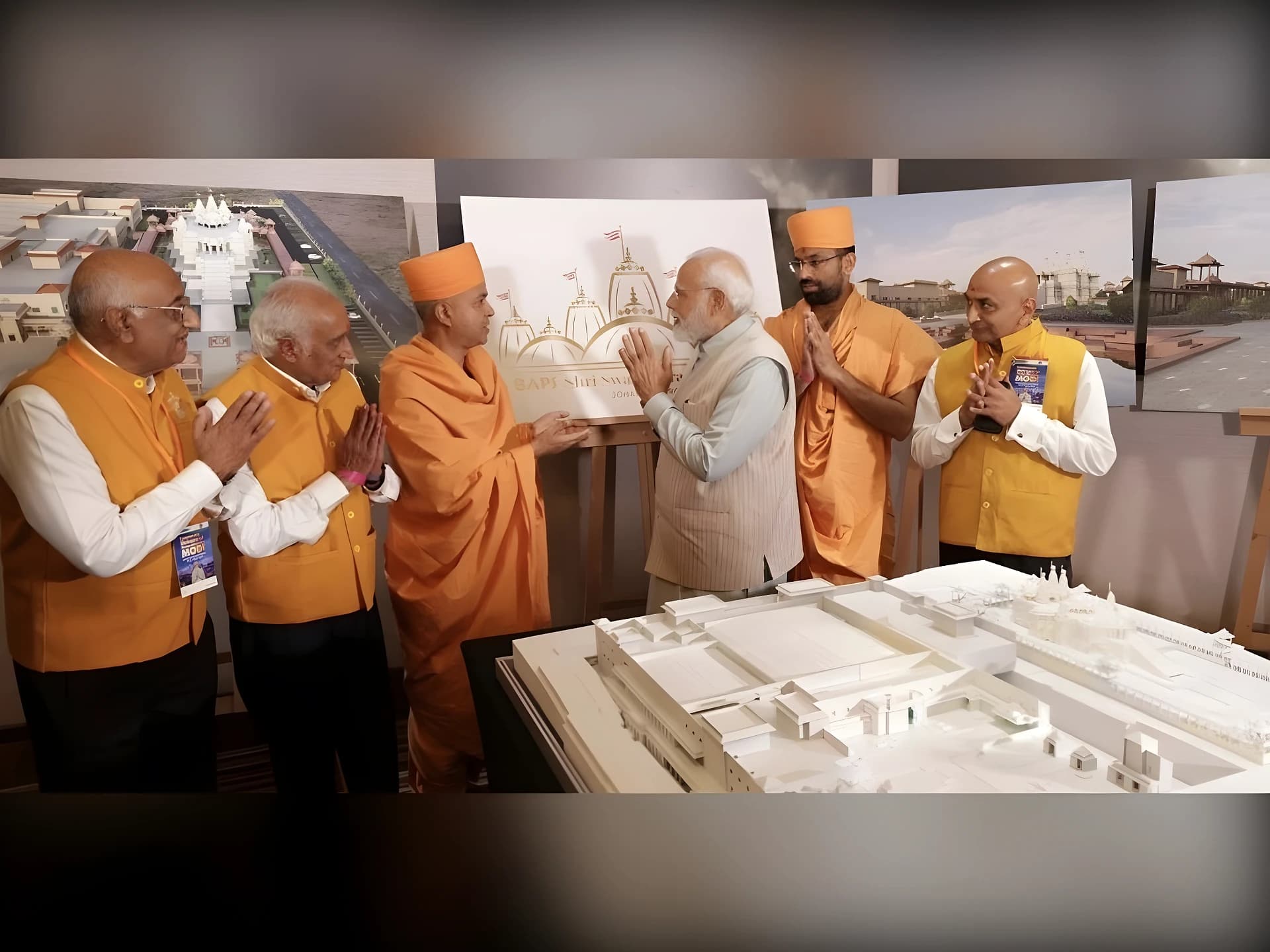 మోదీ - BAPS బాండింగ్! 12 ఏళ్లలో 18 సార్లు భేటీ!