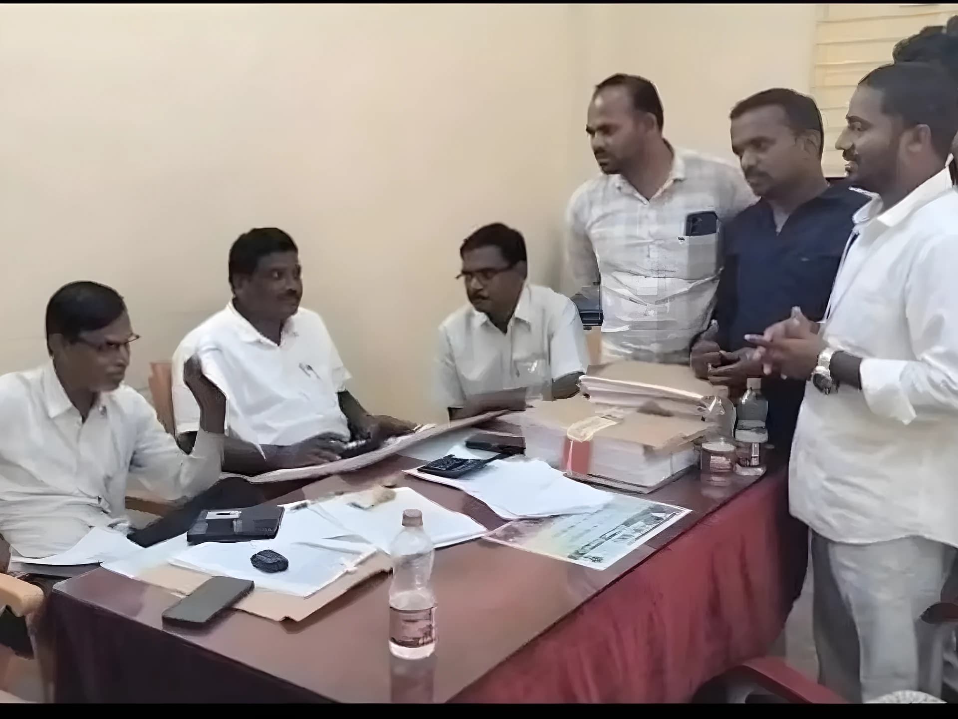 బిల్లుల అవకతవకలపై కలెక్టర్ స్పందించాలి